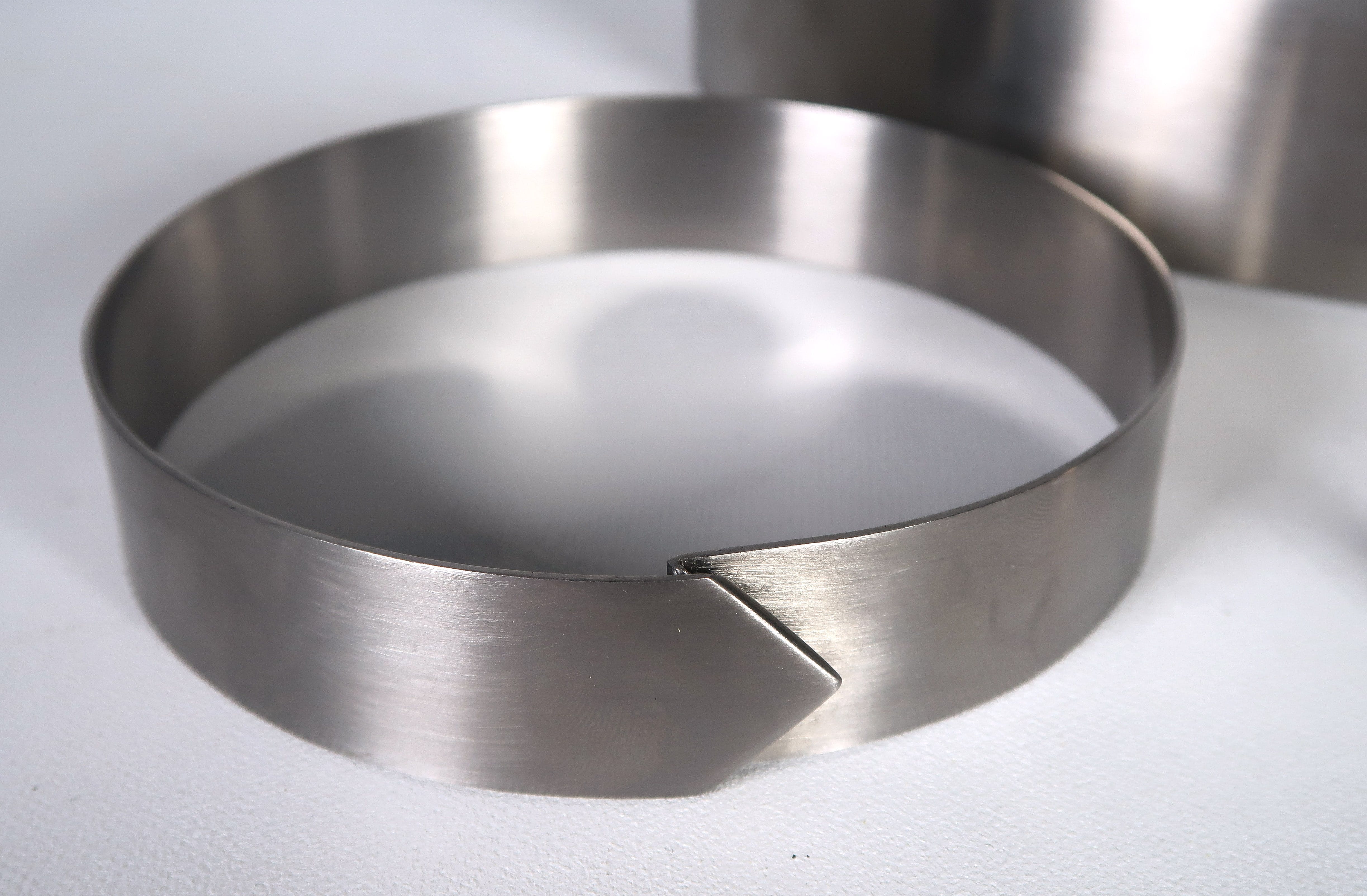 Niet of onleesbaar gesigneerd - Set bestaande uit een ring, ceintuur en halssieraad kopen? Bied vanaf 1!