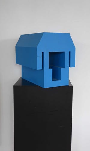 Nikolaus Urban - Triplex/ kartonnen object, Blauw huis (op sokkel) kopen? Bied vanaf 100!