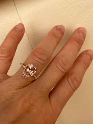 AcheterRing van 18 karaats roségoud met peervormige morganiet en halo van diamanten? Enchérissez de 700!