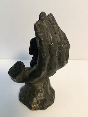 Astrid Veldhuyzen-Koppen - Sculptuur “ Lezend meisje in palm van een hand “ kopen? Bied vanaf 39!