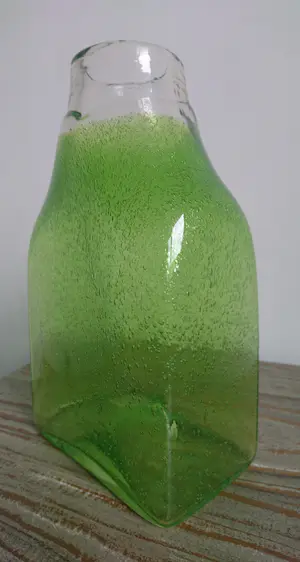 Niet of onleesbaar gesigneerd - Glazen gifgroene blokvaas met ingesloten luchtbellen kopen? Bied vanaf 1!