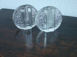 Niet of onleesbaar gesigneerd - Hein Düsterhaus - TWEE SOLIFLEUR VAASJES van kristalglas kopen? Bied vanaf 1!