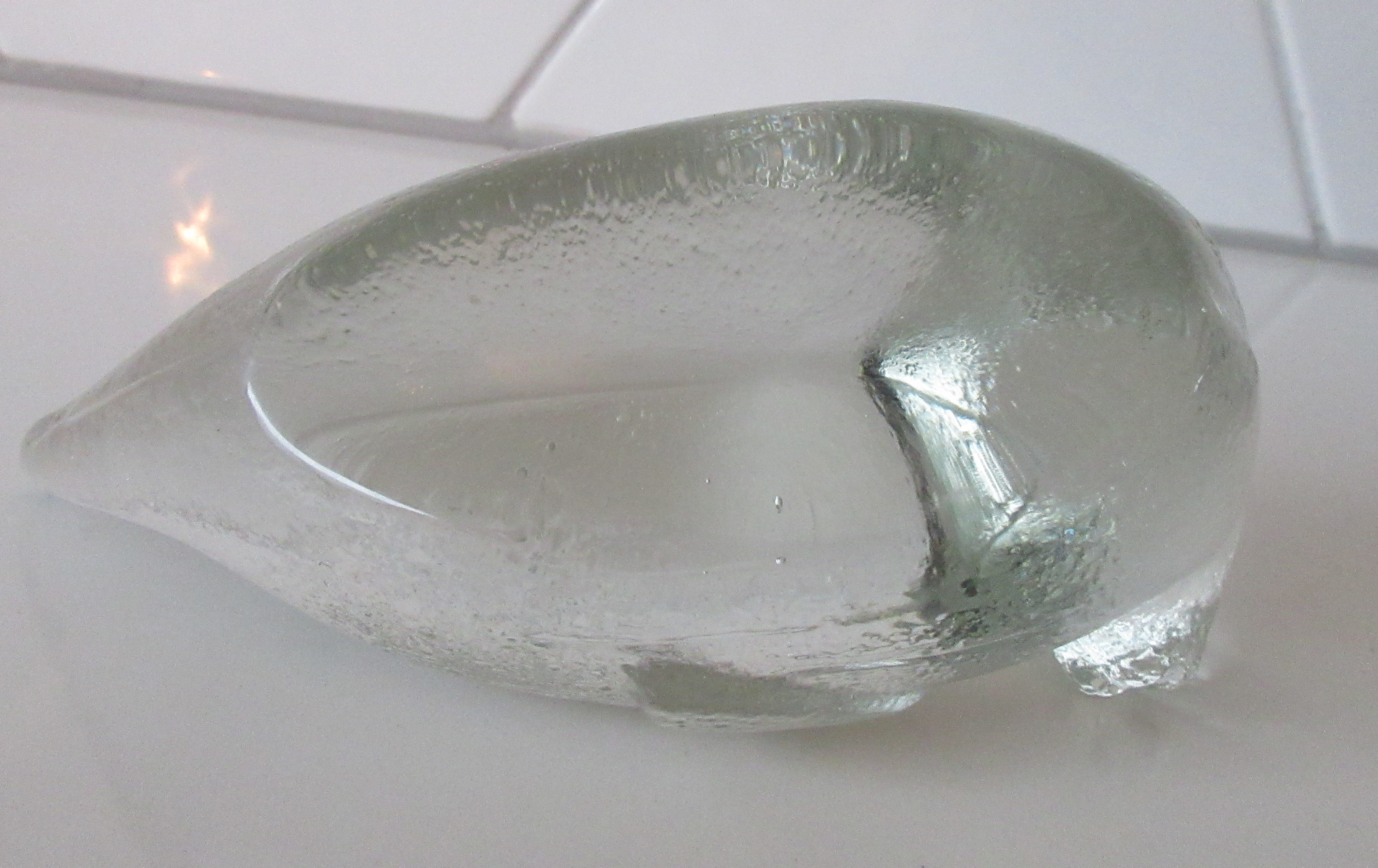 Niet of onleesbaar gesigneerd - Blanke blokglazen presse papier van een zeehond kopen? Bied vanaf 1!