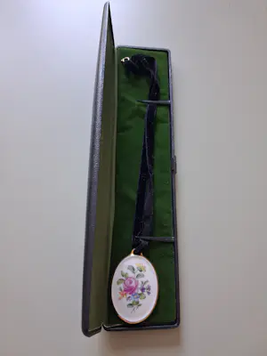 Augarten Wien - Hanger met zwarte fluwelen choker kaufen? Bieten Sie von 35!