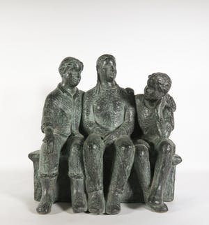 Karin Beek - Groot en zwaar bronzen beeld van drie zusjes op een bankje kopen? Bied vanaf 1000!