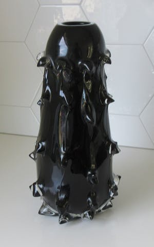 Niet of onleesbaar gesigneerd - Dubbelwandige grote zwarte moderne puntige Murano glazen vaas kopen? Bied vanaf 1!