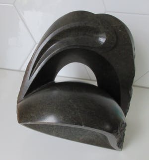 Niet of onleesbaar gesigneerd - Abstract massief natuurstenen sculptuur gesigneerd RS kopen? Bied vanaf 1!