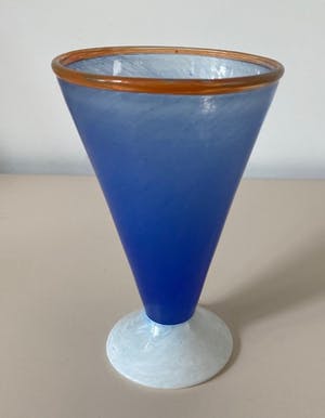 Niet of onleesbaar gesigneerd - Jema Boda Glasbruk - twee gekleurde vaasjes - A. Gray kopen? Bied vanaf 1!