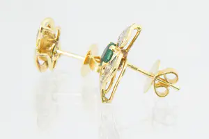 38 -  Paar elegante 14 Kt gouden en 0.30ct diamanten oorstekers - met smaragd kopen? Bied vanaf 80!