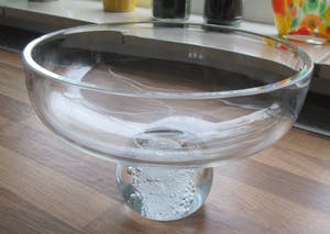 Niet of onleesbaar gesigneerd - Studio Kristallen schaal op ronde kogelvoet met airbubbels kopen? Bied vanaf 1!