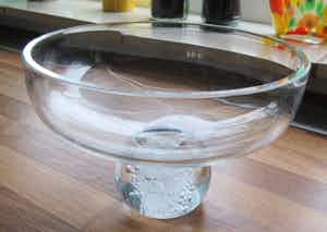 Niet of onleesbaar gesigneerd - Studio Kristallen schaal op ronde kogelvoet met airbubbels verkocht voor € 1!