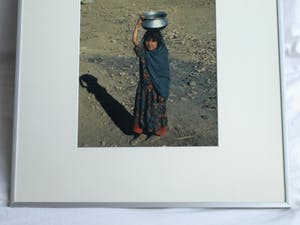 Jan Banning - Grote ingelijste foto , “Voorbereidingen voor een operatie, Cambodja” kopen? Bied vanaf 75!