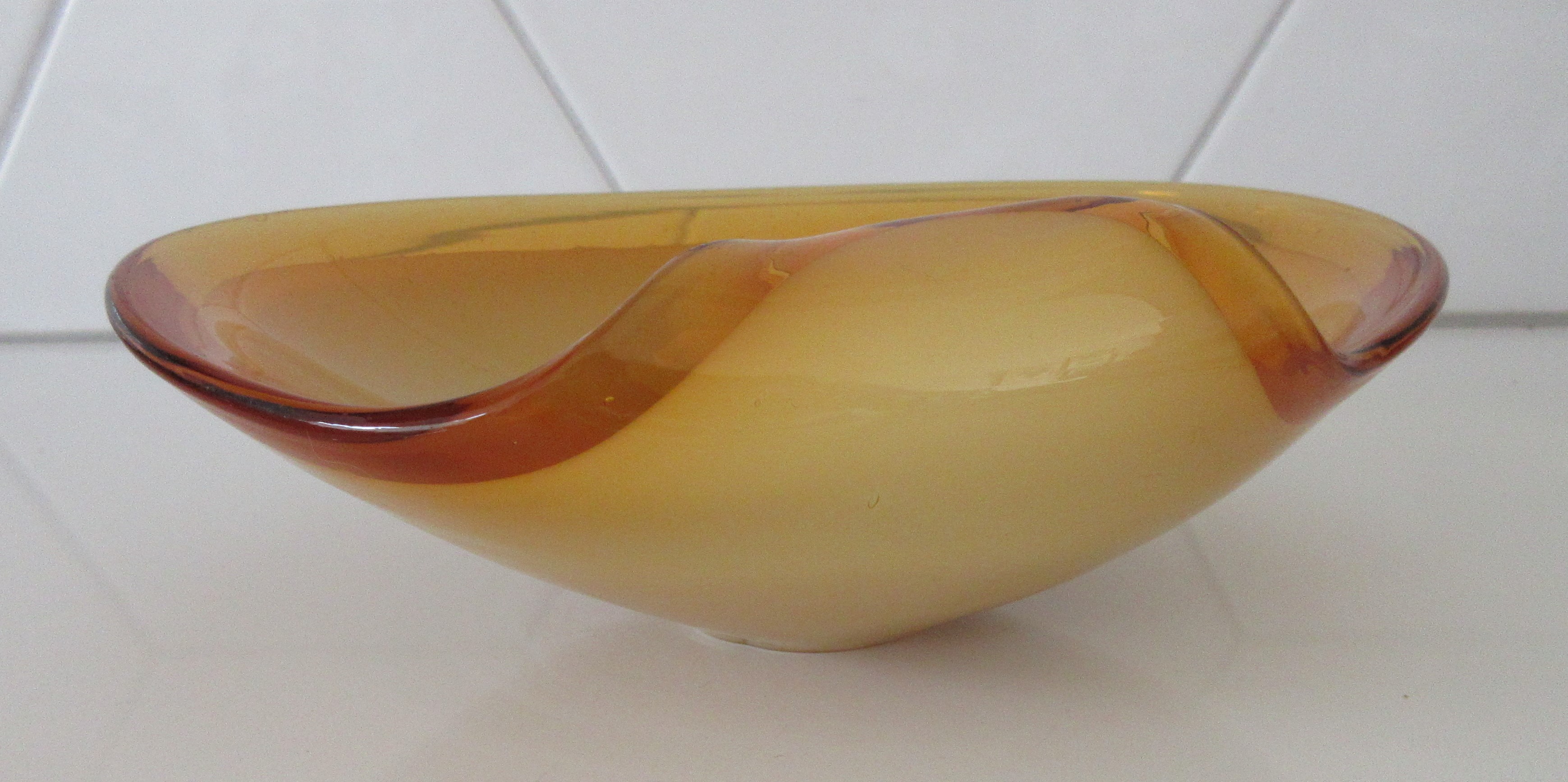 Niet of onleesbaar gesigneerd - Murano amber en ivoor witte glazen vrijgevormde schaal kopen? Bied vanaf 1!