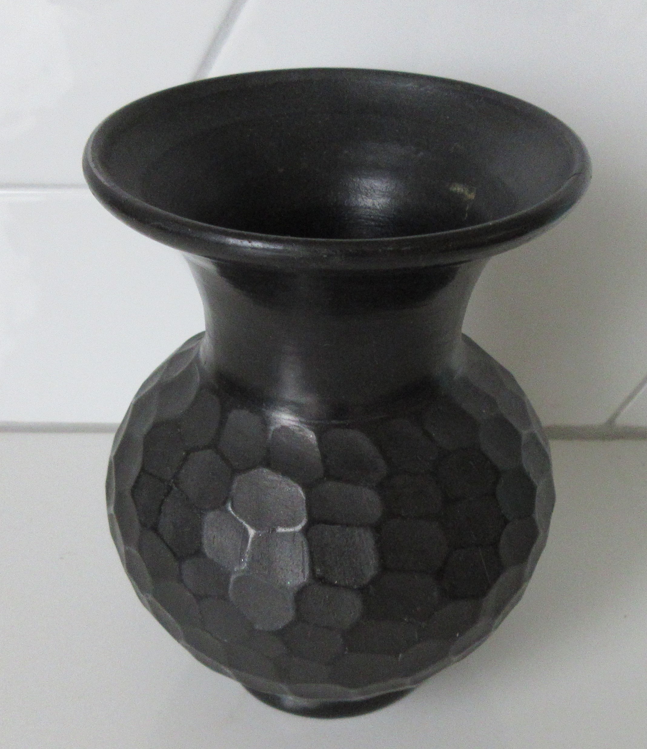 Niet of onleesbaar gesigneerd - Roemeense studio keramische basalt vaas met incisie decor van een hert kopen? Bied vanaf 1!