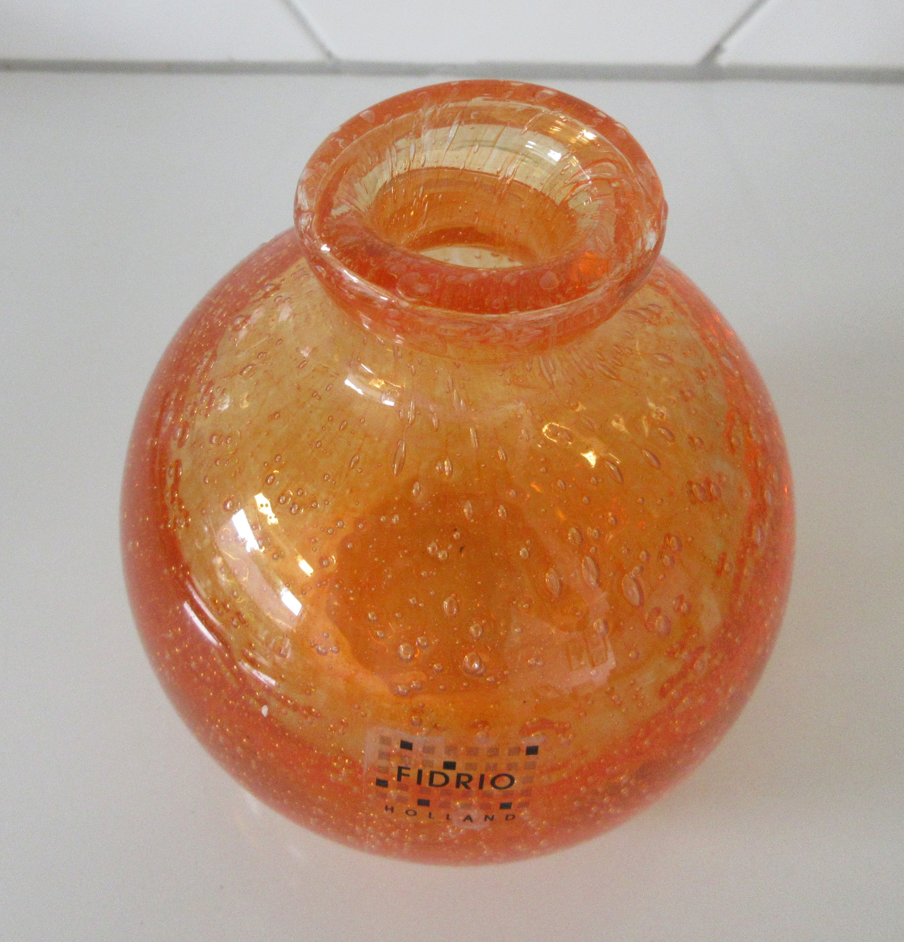 Niet of onleesbaar gesigneerd - Fidrio hand geblazen oranje glazen bubbel bolvaasje kopen? Bied vanaf 1!