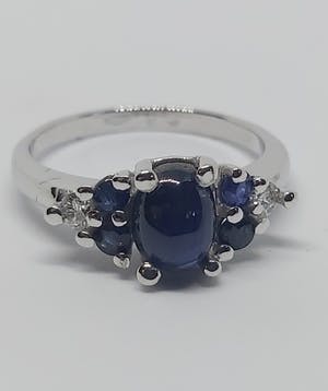 18 karaat witgouden ring met saffieren 3.0 ct en diamanten 0.10 ct kopen? Bied vanaf 450!