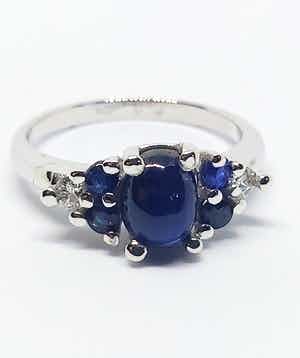 18 karaat witgouden ring met saffieren 3.0 ct en diamanten 0.10 ct verkocht voor € 450!