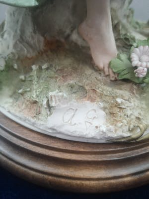 Giuseppe Armani - Capodimonte - Romantische beeld van Jonge Vrouw met Lam kopen? Bied vanaf 15!