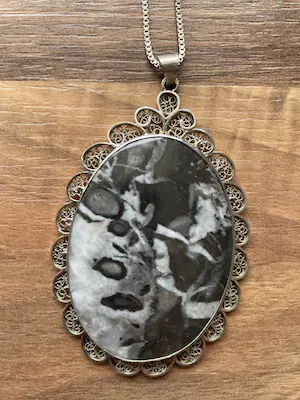 Niet of onleesbaar gesigneerd - Filigrijn zilveren .835 (2e gehalte) ketting met met zwart witte steen kopen? Bied vanaf 1!