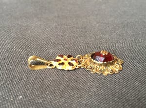 14K Goud - Geelgouden antieke hanger met 'boeren granaat' kopen? Bied vanaf 55!