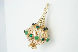 Acheter44 - Opvallende 18Krt geel-gouden "olielamp" hanger met groene steentjes.? Enchérissez de 220!