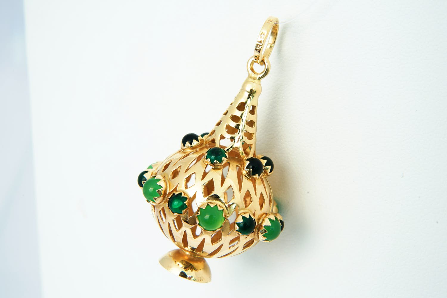 44 - Opvallende 18Krt geel-gouden "olielamp" hanger met groene steentjes. kopen? Bied vanaf 220!