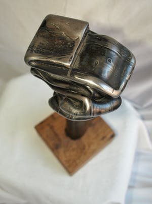 Niet of onleesbaar gesigneerd - Metalen beeld , “Gesmolten…!” – Op hardhouten voet kopen? Bied vanaf 1!