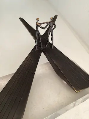 Corry Ammerlaan - Sculptuur “ OP SCHEIDING VAN WEGEN “ kopen? Bied vanaf 1!
