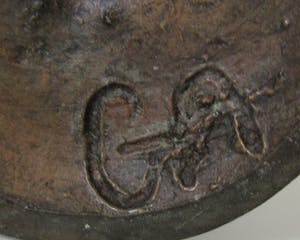 Niet of onleesbaar gesigneerd - Drie gestileerde bronzen figuren van Afrikaanse vrouwen kopen? Bied vanaf 1!