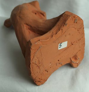 Klaas Pijlman - Beeldje van Terracotta , “Omhelzing” – ca 1980 kopen? Bied vanaf 1!