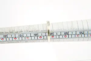 91 - Elegante 9 krt bwgg goud & diamanten (0.40ct) rij- ring kopen? Bied vanaf 170!