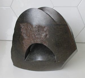 Niet of onleesbaar gesigneerd - Abstract massief natuurstenen sculptuur gesigneerd RS kopen? Bied vanaf 1!