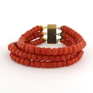 14k gouden slot met koraal aan een drie rijen koralen armband - 35.4 gram kopen? Bied vanaf 510!