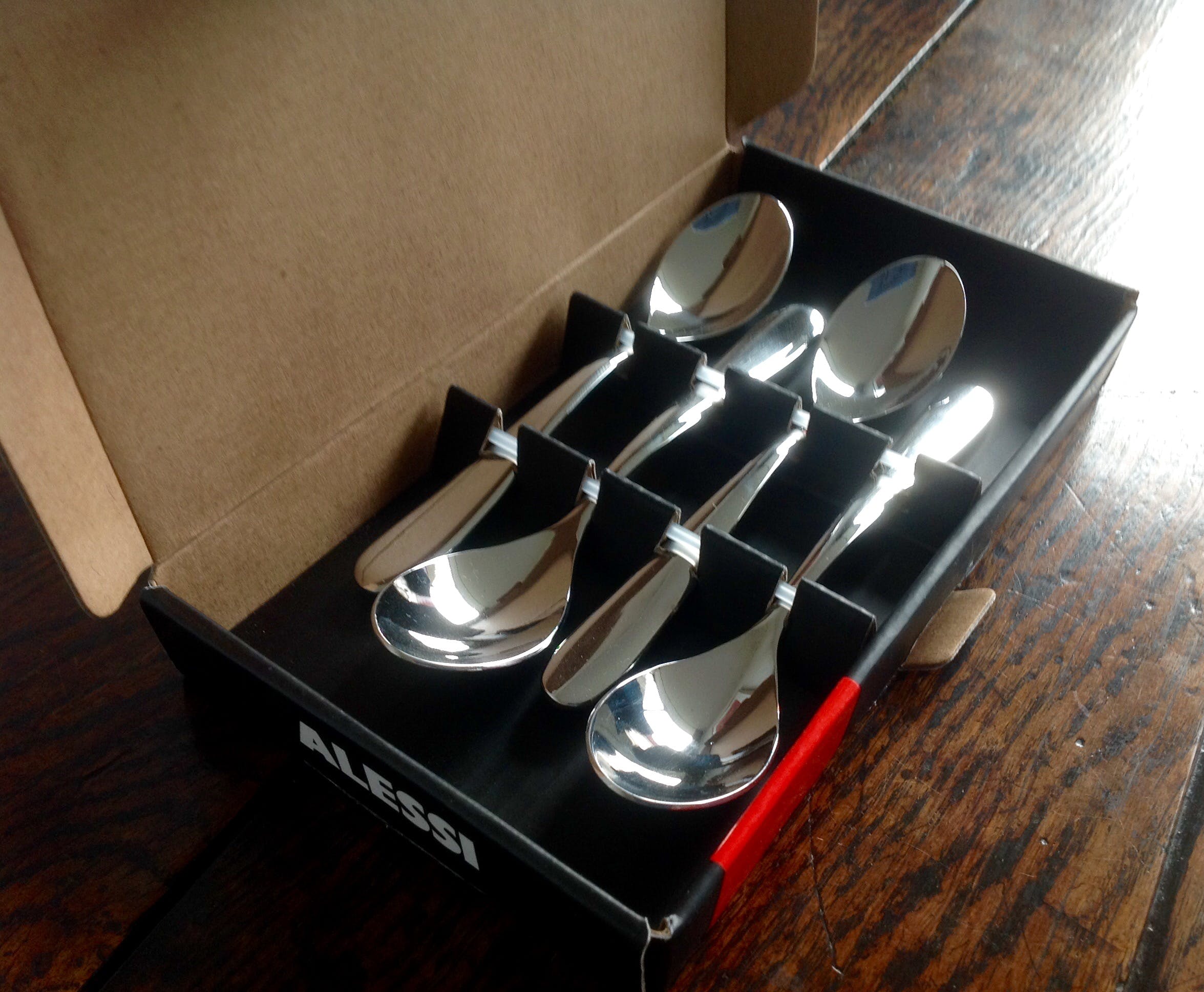 Alessi - en Luc Verschuuren: 4 lepels, 4 kopjes, 1 bus kopen? Bied vanaf 20!