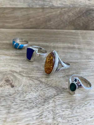 Een Lotje van vier zilveren ringen met kleurstenen. kopen? Bied vanaf 39!
