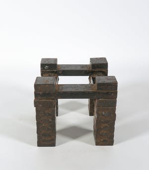 David van de Kop - Constructivistisch ijzeren beeld met vier pilaren kopen? Bied vanaf 300!