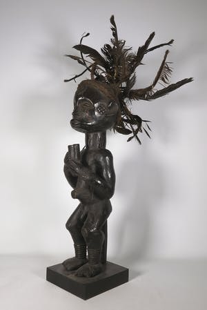 Fang Ntumu - Hout, Fetisj sculptuur van gehurkt mannenfiguur met hoofdtooi kopen? Bied vanaf 1!