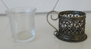 Niet of onleesbaar gesigneerd - Twee antieke filigraan zilveren glashouders - een met origineel glas - kopen? Bied vanaf 10!