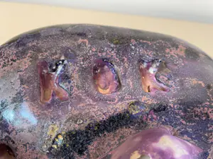 Niet of onleesbaar gesigneerd - Kunstaardewerken object uitgevoerd in paars glazuur kopen? Bied vanaf 1!