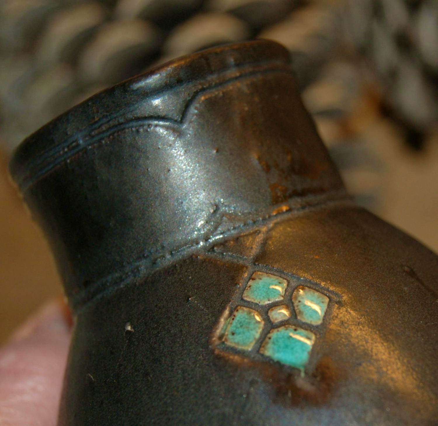 Klaas Mobach sr. - Unieke Collectie Medaillon aardewerk: 1x jardinaire - 3x oorkannen kopen? Bied vanaf 175!