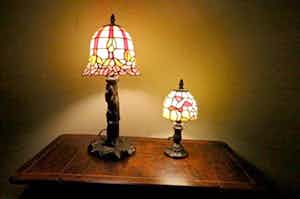 Niet of onleesbaar gesigneerd - Set Glas in lood Lampen in Tiffanystijl verkocht voor € 1!