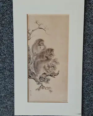 AcheterNiet of onleesbaar gesigneerd - Oude Japanse Ets op zijde "2 aapjes" gesigneerd met bindstempels? Enchérissez de 1!