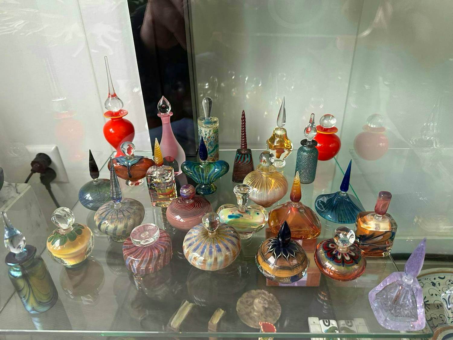 Onbekend - Schitterende mondgeblazen parfumflesjes, 26 stuks. kopen? Bied vanaf 199!