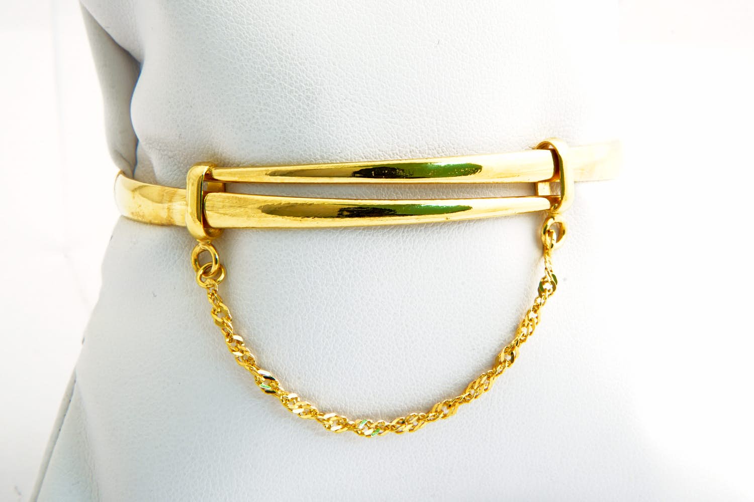 39 - Fraaie 18 karaats geel-gouden en gefaseerd afgewerkte schuif amband kopen? Bied vanaf 760!