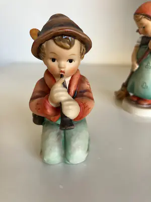 Porzellanfabrik W. Goebel - Spelende jongen met fluit - TMK6/ meisje met bezem - TMK5 kopen? Bied vanaf 79!