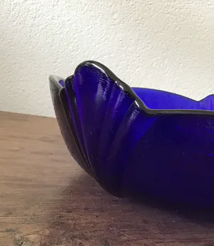 Niet of onleesbaar gesigneerd - Zware blauwe glazen schaal met groot drinkglas kopen? Bied vanaf 1!