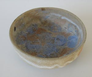 Niet of onleesbaar gesigneerd - Studio keramische kom in zand en blauwe bruisglazuur kopen? Bied vanaf 10!