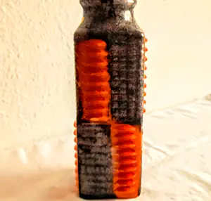 Carstens Tonnieshof - Keramik Vase Relief-Rippendekor Orange/braun 60er/70er Jahre kopen? Bied vanaf 70!