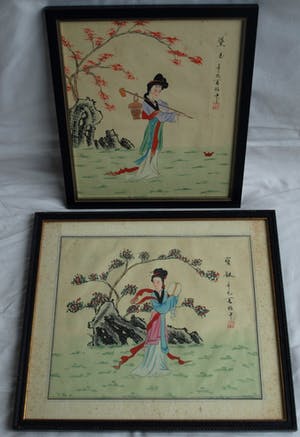 Niet of onleesbaar gesigneerd - 2 ingelijste schilderijen op zijde , Chinees? Japans?, Vrouw in landschap kopen? Bied vanaf 1!
