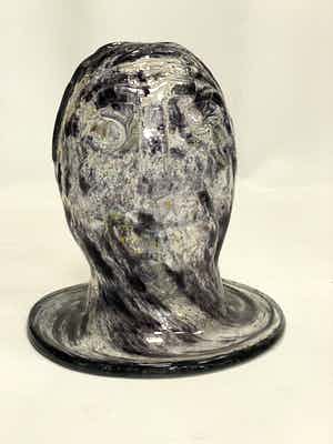 Niet of onleesbaar gesigneerd - Figuur met hoed verkocht voor € 1!